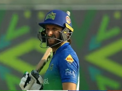 Shahid Afridi wears dangerous-looking helmet while batting during PSL match | वीडियो: जान जोखिम में डालकर बल्लेबाजी के लिए उतरे शाहिद अफरीदी, खतरनाक हेल्मेट को लेकर लोगों ने दी नसीहत