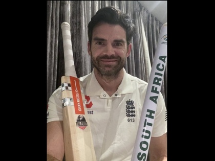 James Anderson auctions shirt, bat and stump from Cape Town Test to raise funds in fight against COVID-19 | कोरोना से जंग के लिए जेम्स एंडरसन नीलाम करेंगे खास चीजें, जानिए किस तरह खरीद सकते हैं आप