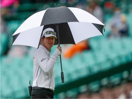 क्लेयर पोलासाक इससे पहले पुरुष वनडे मैच में पहली महिला अंपायर बन चुकी हैं।