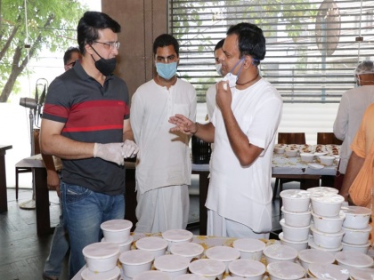 BCCI president Sourav Ganguly helps ISKCON feed 10,000 more people daily during lockdown period | लॉकडाउन के दौरान सौरव गांगुली की बड़ी मदद, अब रोजाना 20 हजार भूखों को खाना खिला रहा 'इस्कॉन'