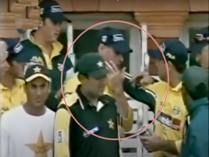 When full beer can hit Michael Bevan face during the presentation ceremony, Australia vs Pakistan, NetWets Trophy 2001 Final | जब हार से खीझ उठा पाकिस्तानी फैन, इस दिग्गज ऑस्ट्रेलियाई बल्लेबाज पर कर दिया हमला