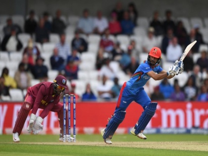 Afghanistan vs West Indies, 1st ODI: fan with Kieron Pollard In Ekana Stadium | AFG vs WI: बदइंतजामी! रीप्ले 'स्क्रीन' पर ना देख सके खिलाड़ी, मैदान में घुस किरोन पोलार्ड से लिपटा दर्शक