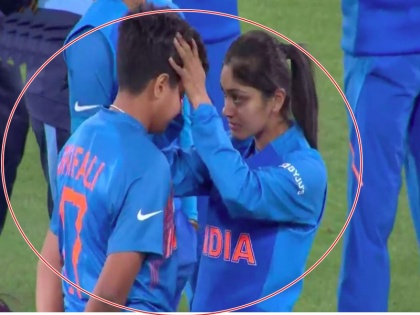 ICC Women's T20 world cup final, India Vs Australia: Heartbreaking scenes of Shafali breaking down after Australia Women won by 85 runs | Women's T20 World cup, IND vs AUS: फाइनल मुकाबले में हार के बाद मैदान पर भावुक हुईं शेफाली वर्मा, साथी खिलाड़ियों ने इस तरह संभाला