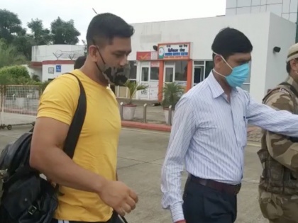 IPL 2020: Dhoni reaches Chennai for CSK training camp | IPL की तैयारी के लिए चार्टर्ड प्लेन से चेन्नई पहुंचे महेंद्र सिंह धोनी, सोशल मीडिया पर वायरल हुआ Video