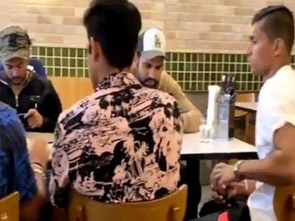 रोहित शर्मा, नवदीप सैनी, <a href='https://www.lokmatnews.in/topics/prithvi-shaw/'>पृथ्वी शॉ</a>, शुभमन गिल और ऋषभ पंत का रेस्तरां में डिनर करते हुए ये वीडियो वायरल हुआ था।