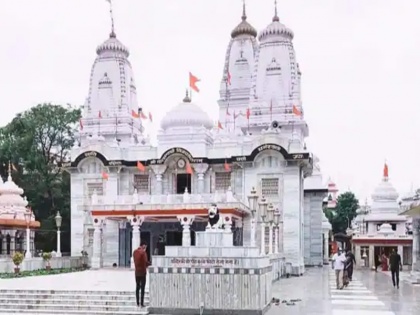 Man enter Gorakhnath temple with a sharp weapon attacks two cops raising religious slogans | गोरखनाथ मंदिर में धारदार हथियार के साथ शख्स ने की घुसने की कोशिश, धार्मिक नारा लगाते दो आरक्षियों को किया घायल, जांच में जुटी पुलिस