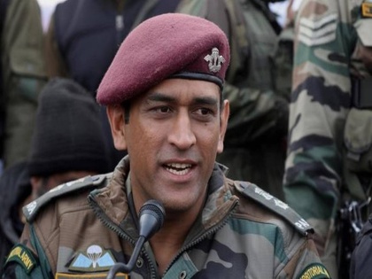 MS Dhoni spotted at Mumbai airport despite reports stating he will join Indian Army | बॉर्डर पर तैनाती के लिए तैयार धोनी, मुंबई एयरपोर्ट पर आए नजर