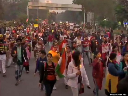 People hold candle march from Raj Ghat to India Gate demanding justice for Unnao rape victim, hyderabad | दिल्ली: महिला सुरक्षा को लेकर कैंडल मार्च, प्रदर्शनकारियों को रोकने के लिए पुलिस ने किया पानी की बौछरों का इस्तेमाल