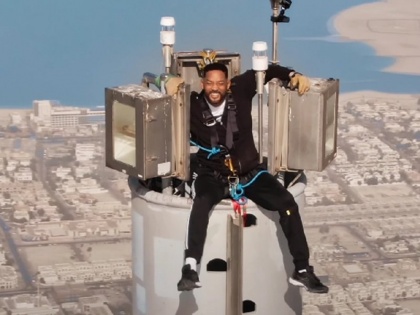 hollywood actor Will Smith climbs to the top of burj khalifa for his new web series picture goes viral | अपनी नई सीरीज के लिए बुर्ज खलीफा के शीर्ष पर चढ़े हॉलीवुड अभिनेता विल स्मिथ, तस्वीर वायरल