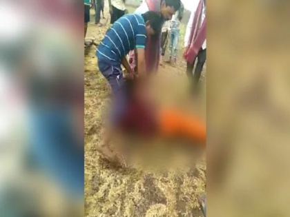 madhya pradesh teen dragged by hair thrashed for leaving in laws house | मध्यप्रदेश : महिला को बाल पकड़कर घसीटते हुए पिता ने घर से बाहर निकाला, ससुराल छोड़कर आने के लिए दी सजा