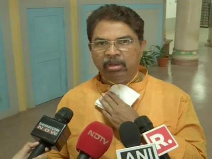 Hijab controversy Karnataka Minister R Ashok said Dress code is mandatory in school for students gov is not in favor of Hijab or Kesari | हिजाब विवादः सड़कों पर जो चाहे पहनें छात्र पर स्कूल में ड्रेस कोड अनिवार्य, कर्नाटक के मंत्री ने कहा- सरकार हिजाब या केसरी के पक्ष में नहीं