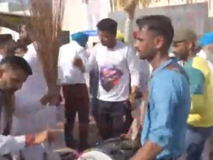 punjab election result AAP gets majority in early trends celebrations outside Bhagwant Mann house | पंजाब चुनाव मतगणना: शुरुआती रुझानों में आप को बहुमत, भगवंत मान के घर के बाहर जश्न, झाड़ू के साथ नाचते दिखे समर्थक