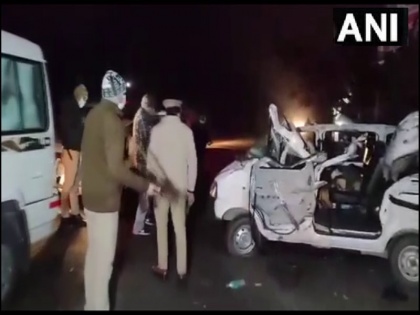 after unnao major road accident happened in rampur 5 dead driver condition critical | यूपीः उन्नाव के बाद रामपुर में हुआ बड़ा सड़क हादसा, 5 लोगों की मौत, कार के उड़े परखच्चे, ड्राइवर की हालत नाजुक