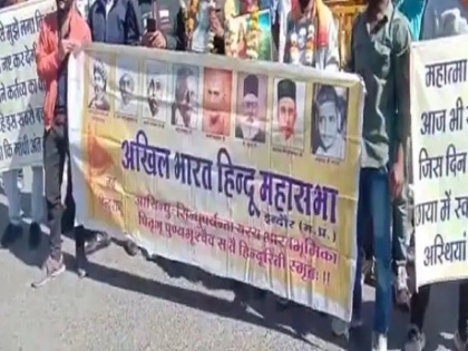 madhya pradesh case registered against hindu mahasabha workers for slogans raised in support of nathuram godse | मध्य प्रदेश में नाथूराम गोडसे के समर्थन में हुई जमकर नारेबाजी, हिंदू महासभा कार्यकर्ताओं पर दर्ज हुई FIR
