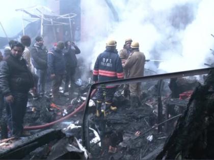 delhi Fire breaks out in lajpat rai market in front of red fort 60 gutters burnt down | दिल्ली में लाल किले के सामने लाजपत राय बाजार में लगी आग, 60 गुमटियां जलकर खाक