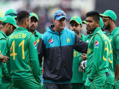 Pakistan Cricket Board has decided to not renew the contracts of Mickey Arthur and his support staff | World Cup में शर्मनाक प्रदर्शन के बाद पाकिस्तानी कोच पर गिरी गाज, नहीं बढ़ाया जाएगा मिकी आर्थर का कॉन्टैक्ट
