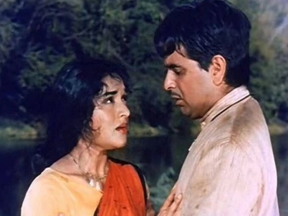 When dilip Kumar film ganga jamuna was told obscene by the censor board scissors were put in 250 places the complaint reached pm Nehru | जब दिलीप कुमार की इस फिल्म को सेंसरबोर्ड ने बता दिया था अश्लील, 250 जगहों पर लगा दी थी कैंची, नेहरू तक पहुंची थी शिकायत
