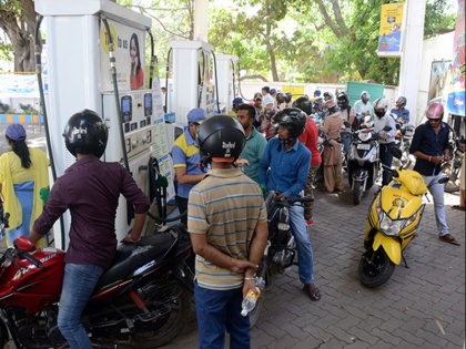 petrol diesel price 27 october 2019 today petrol and diesel fuel price in delhi mumbai other cities | Petrol-Diesel Price: घट गया पेट्रोल-डीजल का दाम, जानें अपने शहर का आज का रेट
