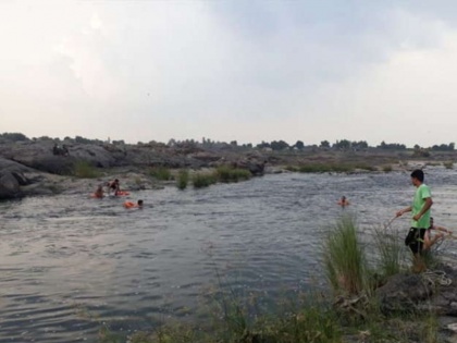 Bihar: Three friends killed in the river to save a drowning friend in river | बिहार: नदी में डूबते दोस्त को बचाने के चक्कर में चार दोस्तों की गई जान