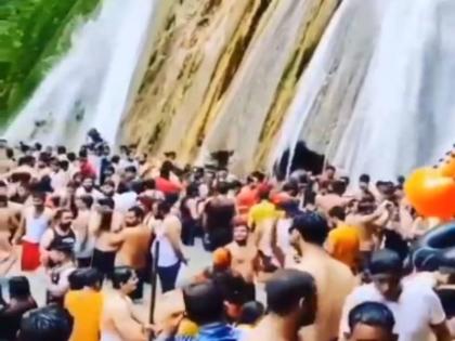 hundreds of tourists bathing at the kempty falls in mussoorie video goes viral himachal pradesh shimla | मसूरी के केम्प्टी फॉल पर सैलानियों का तांता, कोरोना नियमों की धज्जियां उड़ाते हुए लोगों ने की मस्ती, वीडियो वायरल
