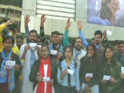 chhapaak vs tanhaji tax free bjp free ticket | Free Tickets: फिल्मों के हिट करवाने के लिए बीजेपी 'Tanhaji' के तो एनएसयूआई कार्यकर्ता 'Chhapaak' फिल्म के बांटे फ्री टिकट