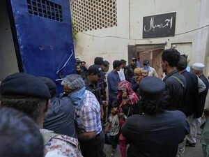 100 graves belonging minority Ahmadi community Pakistan desecrated in Punjab province Till now more than 250 graves excavated | पाकिस्तान पंजाबः अल्पसंख्यक अहमदिया समुदाय की करीब 100 कब्रों को किया अपवित्र?, अभी तक 250 से अधिक कब्रों को किया... 100 graves belonging minority Ahmadi community Pakistan desecrated in Punjab province Till now more than 250 graves excavated | पाकिस्तान पंजाबः अल्पसंख्यक अहमदिया समुदाय की करीब 100 कब्रों को किया अपवित्र?, अभी तक 250 से अधिक कब्रों को किया...
