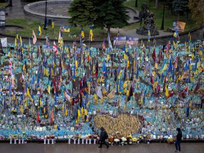 Russia-Ukraine War Here's how 1000 days of Russia Ukraine conflict fuelled robot wars Green lawn space turned makeshift memorial Respect for every soldier killed | Russia-Ukraine War: रूसी हमले के 1000 दिन?, हरेभरे लॉन वाले स्थान अस्थायी स्मारक में बदला, मारे गए प्रत्येक सैनिक सम्मान, पढ़िए मार्मिक कहानी