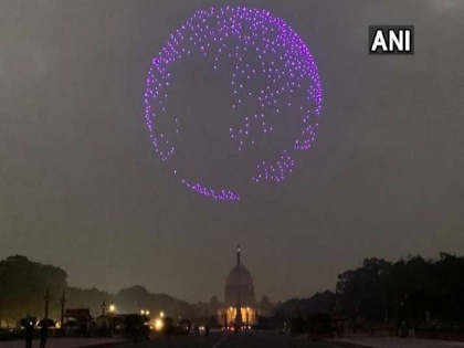 1000 Made in India drones make different formations as part of the Beating Retreat ceremony at Vijay Chowk, Delhi | बीटिंग द रिट्रीट के साथ गणतंत्र दिवस समारोह का हुआ समापन, आकाश में जगमगाए 1000 स्वदेशी ड्रोन्स