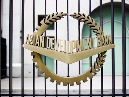 pakistan will borrow 3.4 billion dollar from asian devlopment bank | आईएमएफ के बाद एडीबी भी कर्ज देने को हुआ तैयार, पाकिस्तान को मिली बड़ी राहत