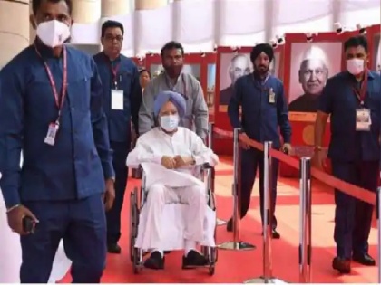 Presidential Election: Manmohan singh arrives on wheelchair for voting | राष्ट्रपति चुनाव के लिए व्हील चेयर पर मतदान करने पहुंचे पूर्व पीएम मनमोहन सिंह, पिछले कई दिनों से हैं बीमार