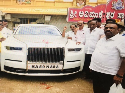 Disqualified congress MLA MTB Nagaraj Buys Rolls-Royce Phantom Worth Rs 11 Crore India's Most Expensive Car goes viral | कांग्रेस से इस्तीफा देने वाले विधायक ने खरीदी 11 करोड़ की कार, सोशल मीडिया पर बने चर्चा का विषय