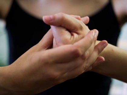 Harmful effects of cracking knuckles, it can cause arthritis problem | क्या उंगलियां चटकाना सेहत के लिए खतरनाक होता है? जानें