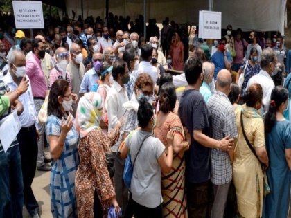 lucknow people break covid social distancing norms at vaccination centre in noida bihar | यूपी में वैक्सीनेशन के लिए आए लोगों की भीड़ से परेशान अस्पताल प्रशासन, सोशल डिस्टेंसिंग की उड़ी धज्जियां तो बुलानी पड़ी पुलिस