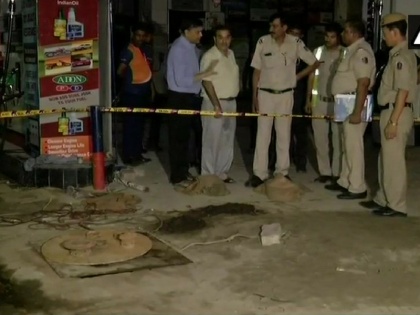 Delhi: Two labourers died while cleaning a tank at a petrol pump in Model Town area | दिल्ली के मॉडल टाउन में पेट्रोल पंप की टैंक सफाई के दौरान दो मजदूरों की मौत