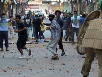 Jammu & kashmir: Stone pelting occur during terrorist last rituals | जम्मू कश्मीर: आतंकी अल-बदर के जनाजे में शामिल युवकों ने सुरक्षा बलों पर किया पथराव, कारवाई में दर्जनों घायल
