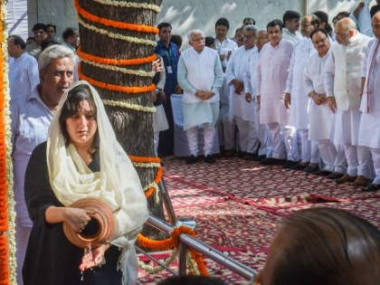 Bansuri Swaraj, daughter of former EAM Sushma Swaraj, immerses her mother's ashes in Ganga river in Hapur. | पुत्री बांसुरी व पति स्वराज ने सुषमा स्वराज की अस्थियां गंगा में विसर्जित की