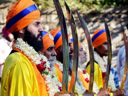 Nagar Kirtan arranged in Nagpur on the occasion of the birth anniversary of Guru Nanak Dev, founder of sikh religion | श्री गुरु नानक जयंती के उपलक्ष्य में निकला नगर कीर्तन, 'वाहेगुरु-वाहेगुरु' की गूंज