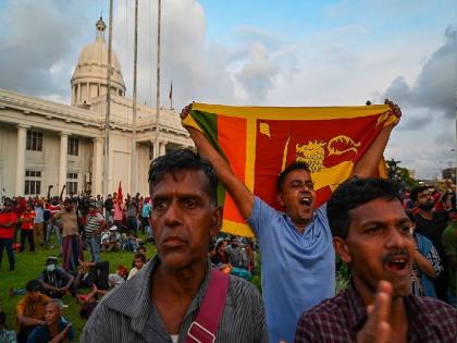 Lankan Protesters peacefully withdrawing from the Presidential Palace | श्रीलंका: नरम पड़े प्रदर्शनकारी, कब्जे में ली गई सरकारी इमारतों को खाली करेंगे