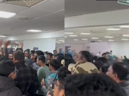 watch delhi airport passengers raise slogans against IndiGo flight | IndiGo flight के खिलाफ यात्रियों ने क्यों लगाए नारे, देखें वीडियो