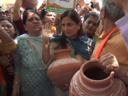Delhi Water Crisis live update delhi goverment delhi jal board aap protest | Delhi Water Crisis: केजरीवाल सरकार फेल! पानी संकट के बीच तोड़फोड़, 'आप' पर हमलावर हुई बीजेपी Delhi Water Crisis live update delhi goverment delhi jal board aap protest | Delhi Water Crisis: केजरीवाल सरकार फेल! पानी संकट के बीच तोड़फोड़, 'आप' पर हमलावर हुई बीजेपी