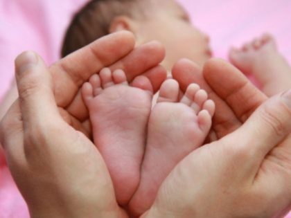 Case against three including couple for buying newborn for Rs 1.5 lakh through broker | दलाल के जरिए 1.5 लाख रुपये में नवजात शिशु खरीदने के आरोप में दंपति समेत तीन पर मामला