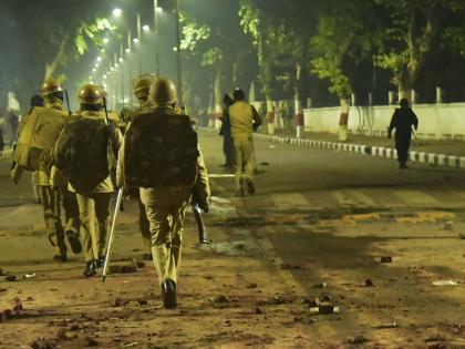 CAA nrc protest: 5 days later, tear gas shell in AMU hostel, burnt walls, amputations | अलीगढ़ मुस्लिम यूनिवर्सिटी हिंसा: कैंपस में आंसू गैस के गोले के टुकड़े, जली हुईं दीवारें, पढ़ें 15 दिसंबर को हुआ क्या था
