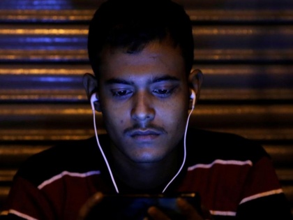 Indians are sleep deprived due to video streaming services Study Netlfix Amazon Prime Hotstar | भारतीयों को नहीं सोने दे रहे ऑनलाइन वेब सीरीज और वीडियो स्ट्रीमिंग: स्टडी
