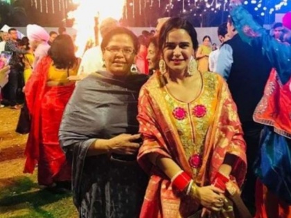 mona singh celebrates her first festival lohri | शादी के बाद एक्ट्रेस मोना सिंह ने परिवार और दोस्तों संग ऐसे मनाई पहली लोहड़ी, देखें खास फोटोज