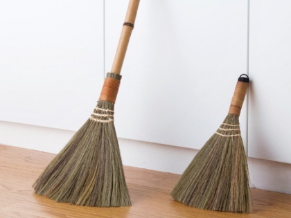 Dhanteras 2019: dhanteras par jhadu kharidna, the broom will kept in this place at home | Dhanteras 2019: घर की इस दिशा में रखें नई झाड़ू, झमाझम बरसेगा धन