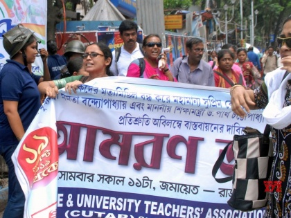 WEST BENGAL PARA TEACHERS 19 DAYS ON PROTEST | बंगाल में पारा शिक्षकों की भूख हड़ताल 19वें दिन जारी, मंत्री ने बात करने के बजाय शिक्षकों को भेजा नोटिस