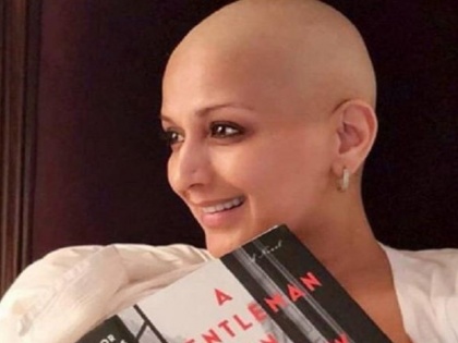 Sonali Bendre shared new bald look on Instagram with a book | कैंसर का इलाज करवा रही सोनाली बेंद्रे का 'बाल्ड लुक' वायरल, जानें हाथ की किताब का राज