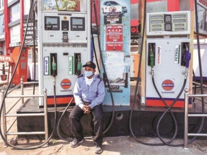 Petrol pumps in Pune banned selling petrol diesel to common people private vehicles To keep people at home | लोगों की आवाजाही रोकने के लिए कई इलाकों में बंद की गई पेट्रोल-डीजल की बिक्री, सिर्फ इन वाहनों के लिए उपलब्ध होगा ईंधन