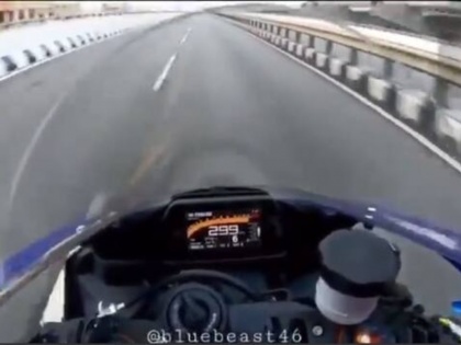 Bengaluru Bike Rider From Viral Social Media Post of Doing Yamaha R1 299 Km/h on Highway Watch Video | 299 की स्पीड में भगाया बाइक, बनाया वीडियो, पुलिस ने किया गिरफ्तार, देखें Video