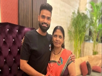Mumbai Indians all-rounder Kumar Kartikeya Singh Meets Mother After 9 Years Pic Viral | नौ साल बाद मां और परिवार से मिला मुंबई इंडियंस का ये खिलाड़ी, तस्वीर हो रही है वायरल